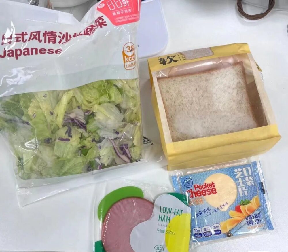 「白人飯」意指以生食、冷餐、素食等，且分量少的極簡餐盒，主推健康、低脂、方便且便宜。