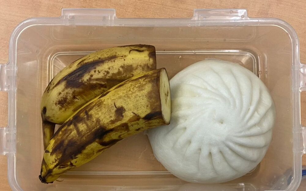 內地打工仔研製出了偏中式的「白人飯」，只需要用簡單且低成本的包子、麵條等，搭配簡單水果如香蕉即可。