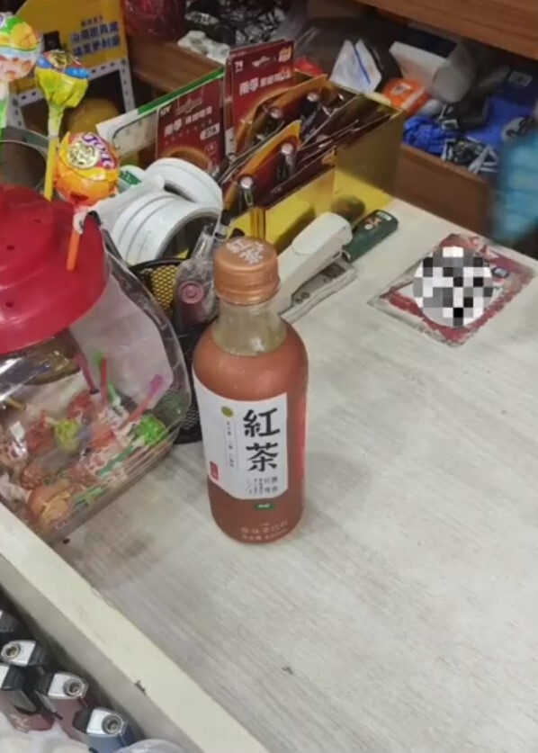 男子東門老街買了一支紅茶飲品,打開飲了一口後結果發現飲品中有一股刺鼻的怪味。