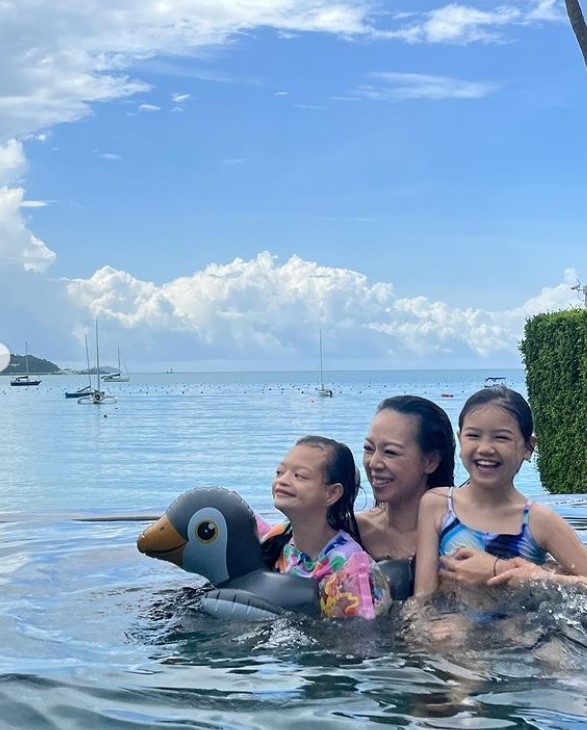 鍾麗淇開心表示「我們做到了!我們一家人的首次正式度假!」
