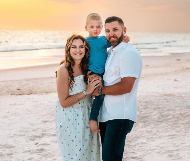 丈夫Taylor亦於上個月14日通過長篇聲明證實愛妻離世的消息,並附上一家三口在海灘上的合照。