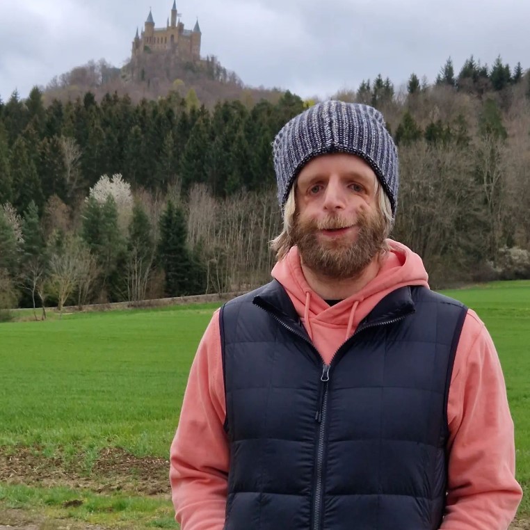 英國38歲的Jono Lancaster因自出生時就患上罕見疾病「崔切爾柯林斯症候群」,因此在他出生不到36小時就遭到親生父母遺棄在醫院。