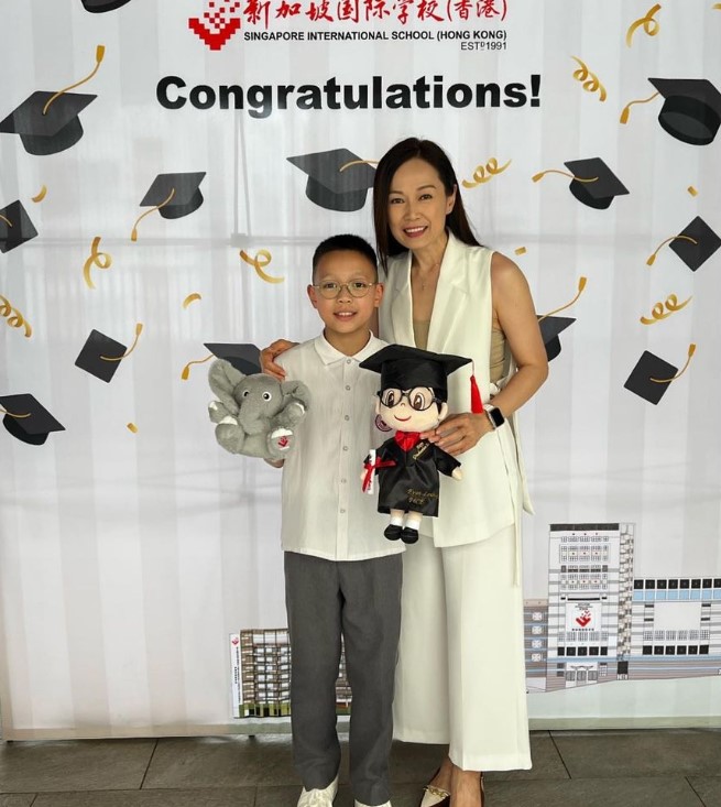 於社交網上曬出兒子小學畢業照,在合照中可見姚瑩瑩自減肥下來後又恢復好身型。