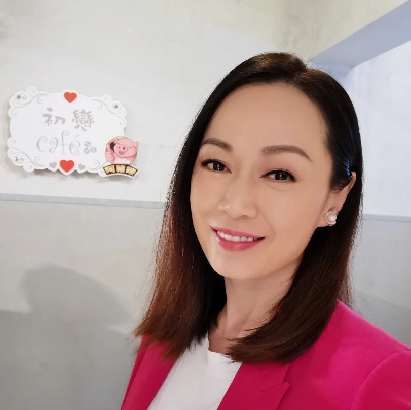 直到1995年,姚瑩瑩作為旁聽生參加無綫藝員訓練班,並成功與無綫簽約正式成為演員。