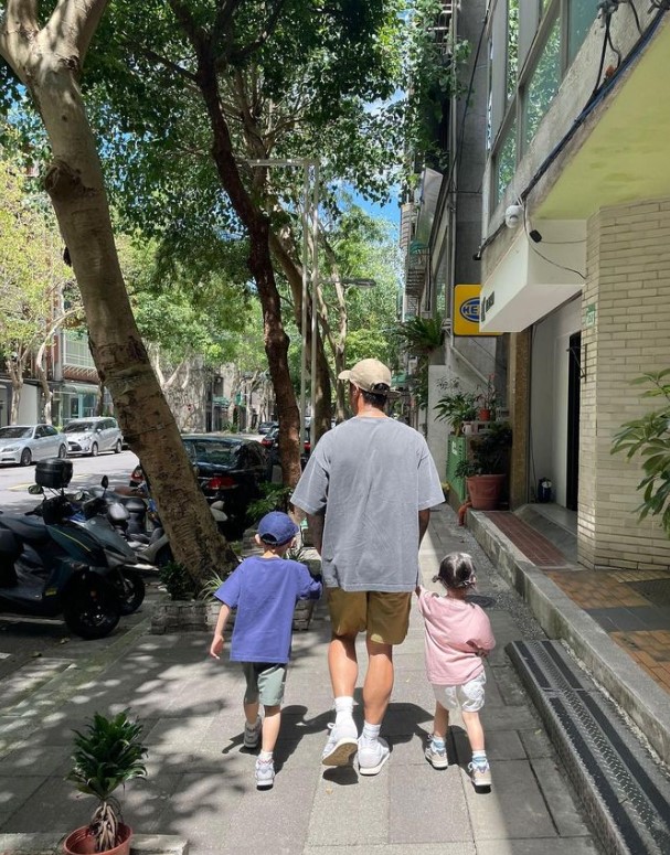 余文樂表示因為兩個孩子年齡還小,因此更希望可以把重心放到家人身上,會減少工作去陪伴小孩。