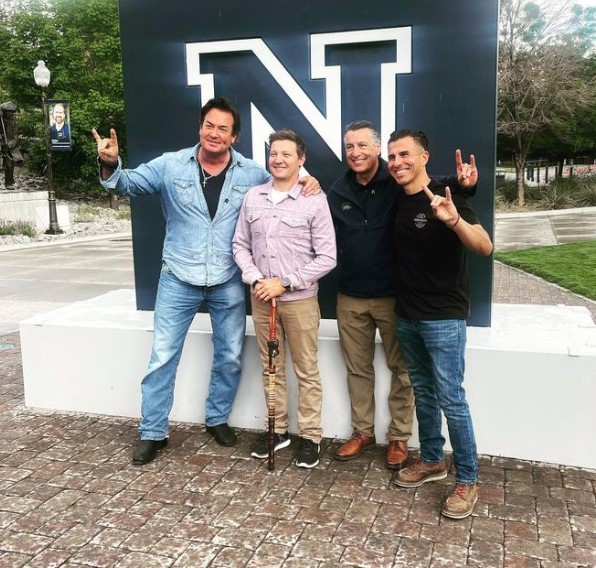 Jeremy早前曬出與朋友合照，但當時他仍需要依靠拐杖行走，也讓不少影迷擔心他的康復進度。