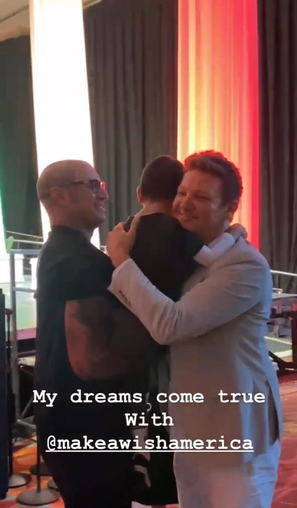 Jeremy在IG上分享與病童見面的場面，他先以溫暖的笑容迎接該病童，隨後兩人就擁抱在一起。