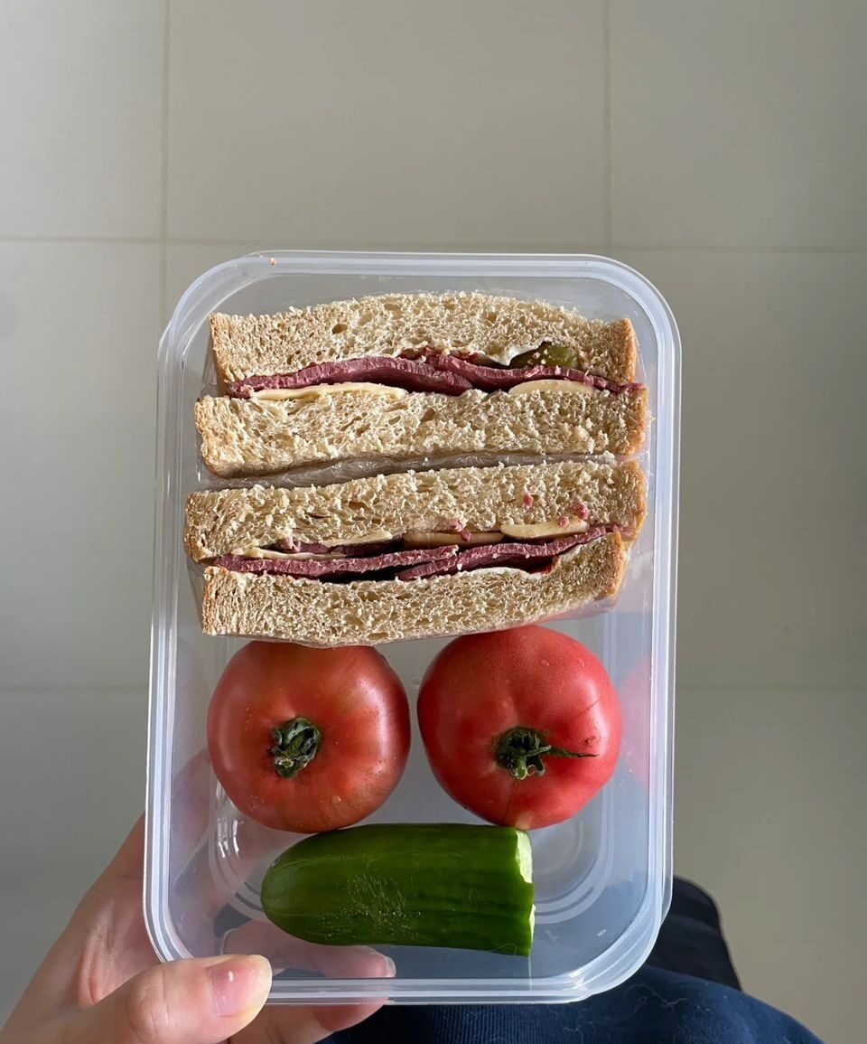 一名網民在網上分享了自己外國人同事的午餐，引起其他網民亦分享自己身邊外國人的午餐。