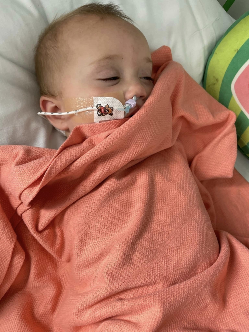 BB食晚餐時鯁親，媽媽把食物挖出後仍沒有好轉。