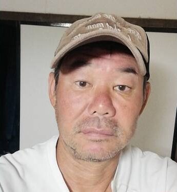 90歲鄰居婆婆察覺不對勁隨後就立即報警，後來才得知濱崎憲孝已經於家中倒斃。