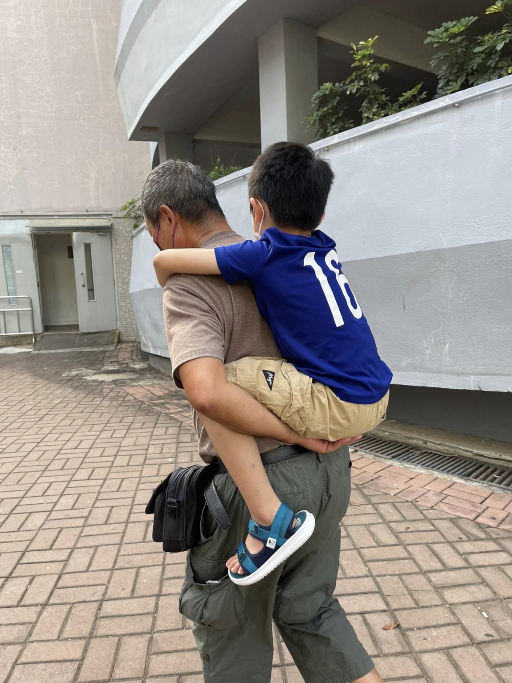 這兩位街坊就「接力孭住呀仔送到我哋去屋企樓下」,距離甚至差不多需要十幾分鐘的路程。