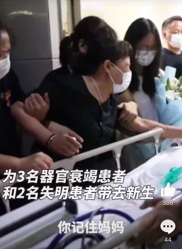 母親在女兒遺體前大喊「夢夢我愛你,你要記住媽媽」。