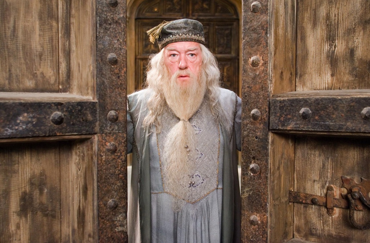 其中飾演《哈利波特》中的校長阿不思·鄧不利多(Albus Dumbledore),英國演員Michael Gambon於昨日晚上傳出離世消息,享年82歲。