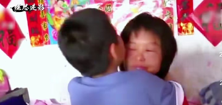 在磊磊見到媽媽為了他而流淚時，也懂事的為媽媽擁抱媽媽，又幫媽媽擦去眼淚。