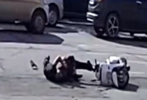 輔警的頭部朝下,導致重重地擊落於地面,但當時他仍忍住疼痛,還在緊緊的抓住對方的衣領不放手,為隊友爭取抓捕時間。