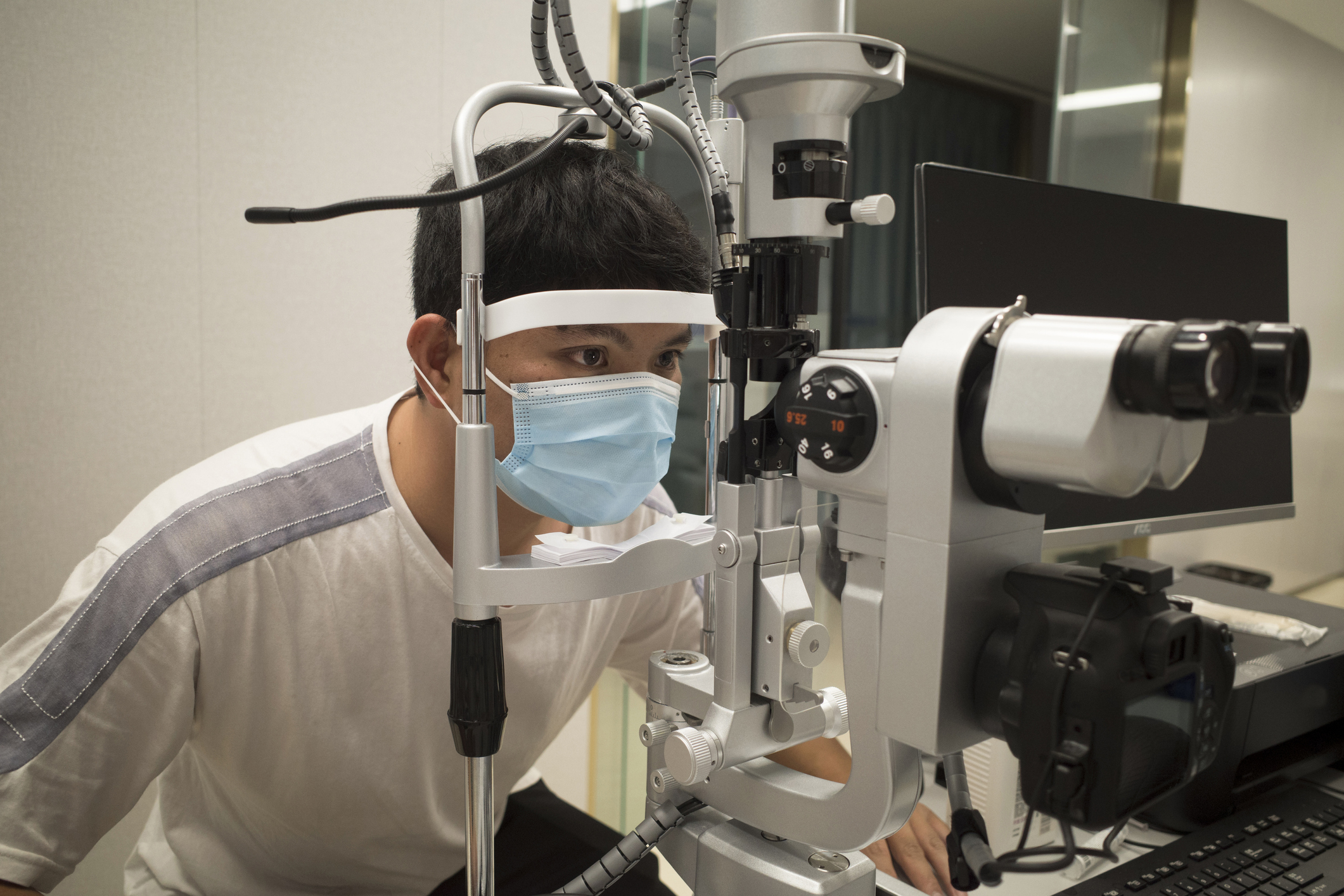 激光矯視也有分Lasik激光矯視和Smile微笑矯視,現時,不少矯視中心都有提供兩種矯視方案,到底它們有什麼分別?術後有什麼可能的副作用或注意事項?哪一間價錢CP值最高?