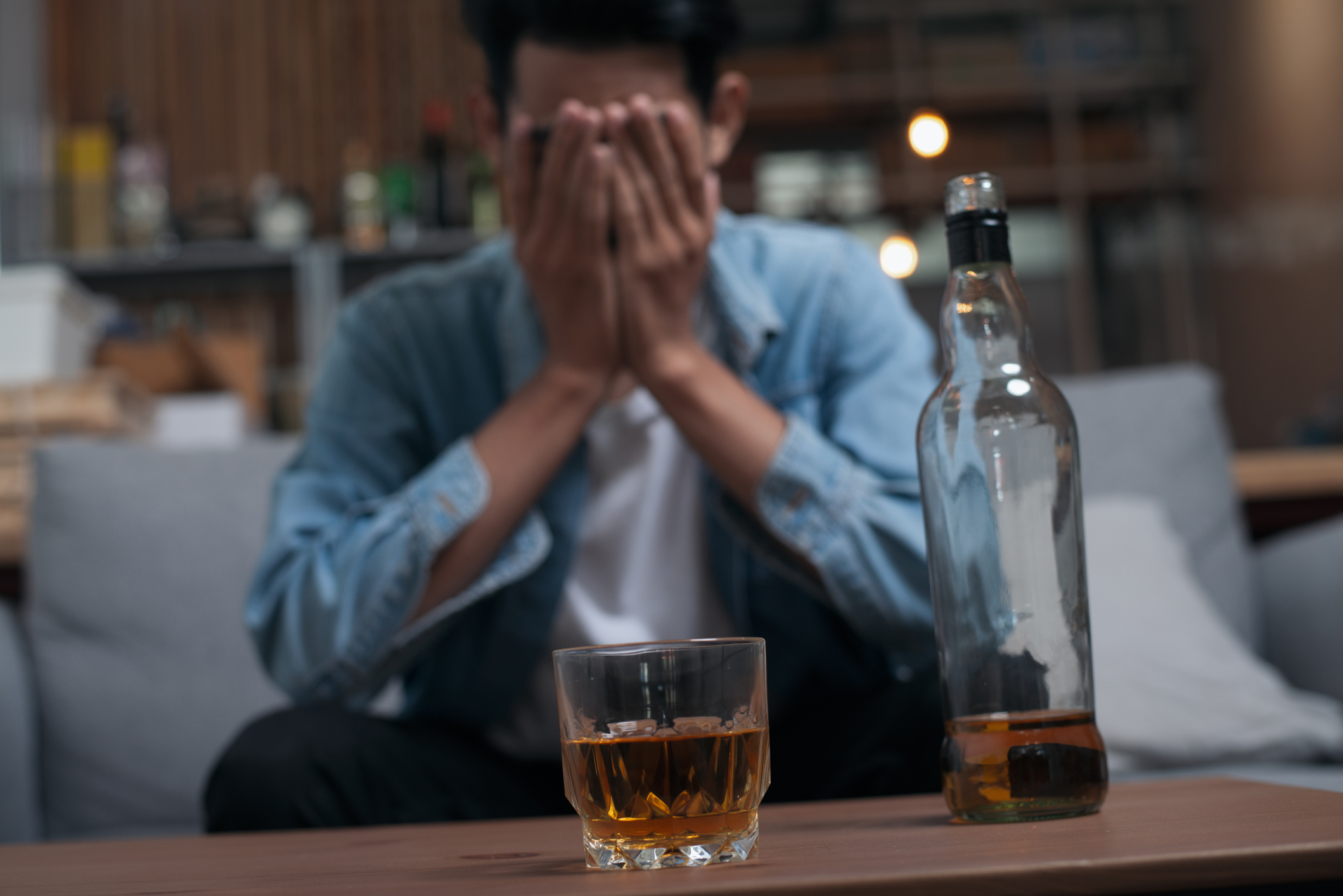 高度酗酒被認為是大腸癌的誘發因子,主要原因是酒精的代謝過程可能產生有害物質,這些物質可以直接損害大腸組織。