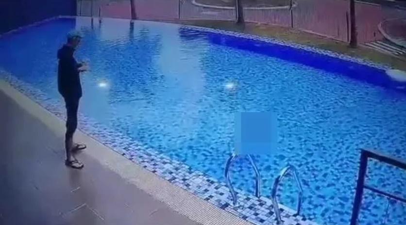 繼兄發現妹妹在水中溺水,但他沒有馬上採取救援行為,反而還邊飲飲料,邊看著妹妹在痛苦掙扎。