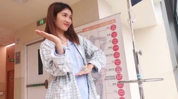 到醫院檢查後被告知患上肺癌末期，而且情況已經十分嚴重，出現了多發性骨轉移。