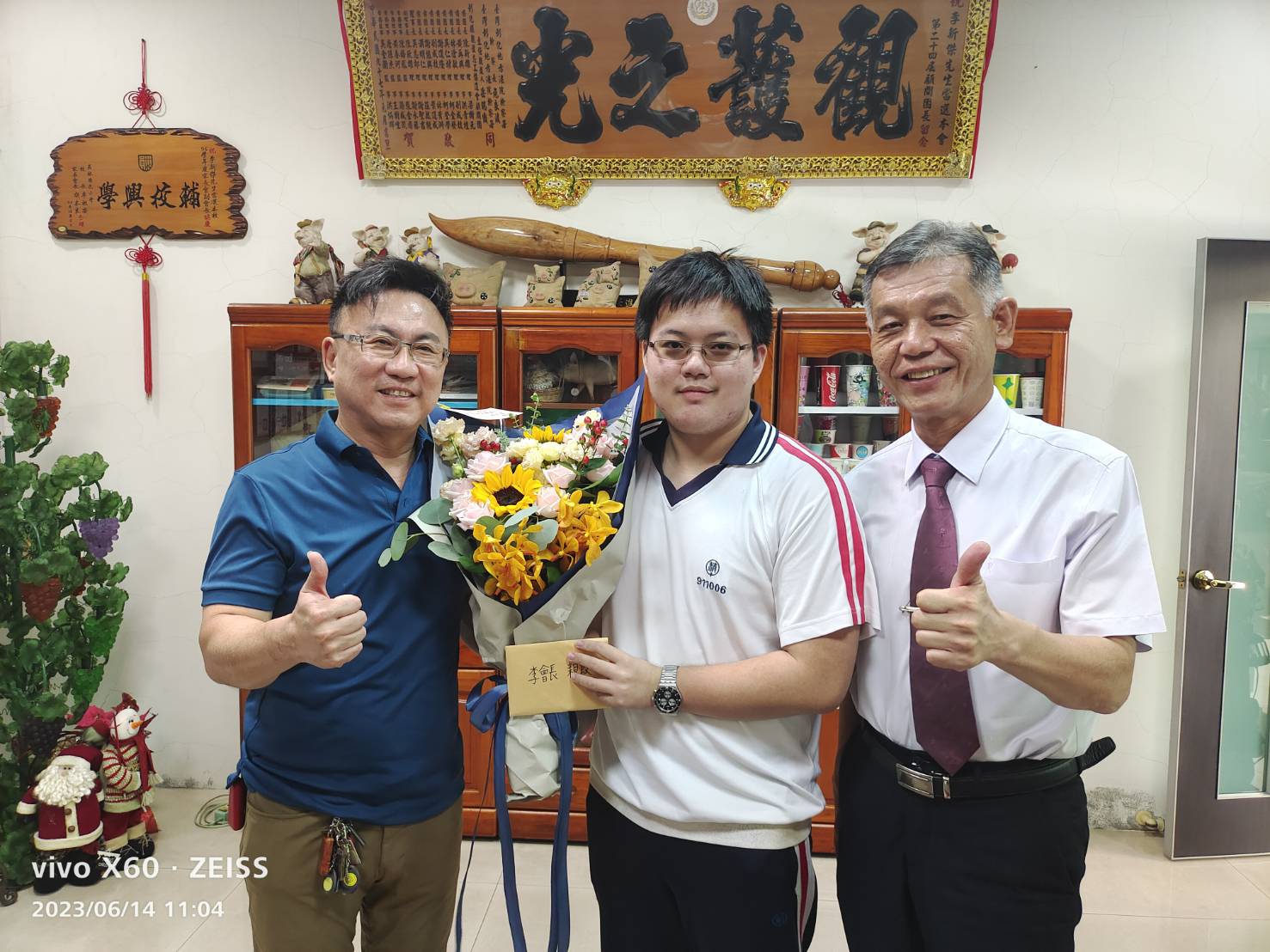 爸爸就於4年前因癌症病逝,但是林均嶧並無絕望與放棄,於今年成功的達成了十三年前的約定,入讀醫學系。