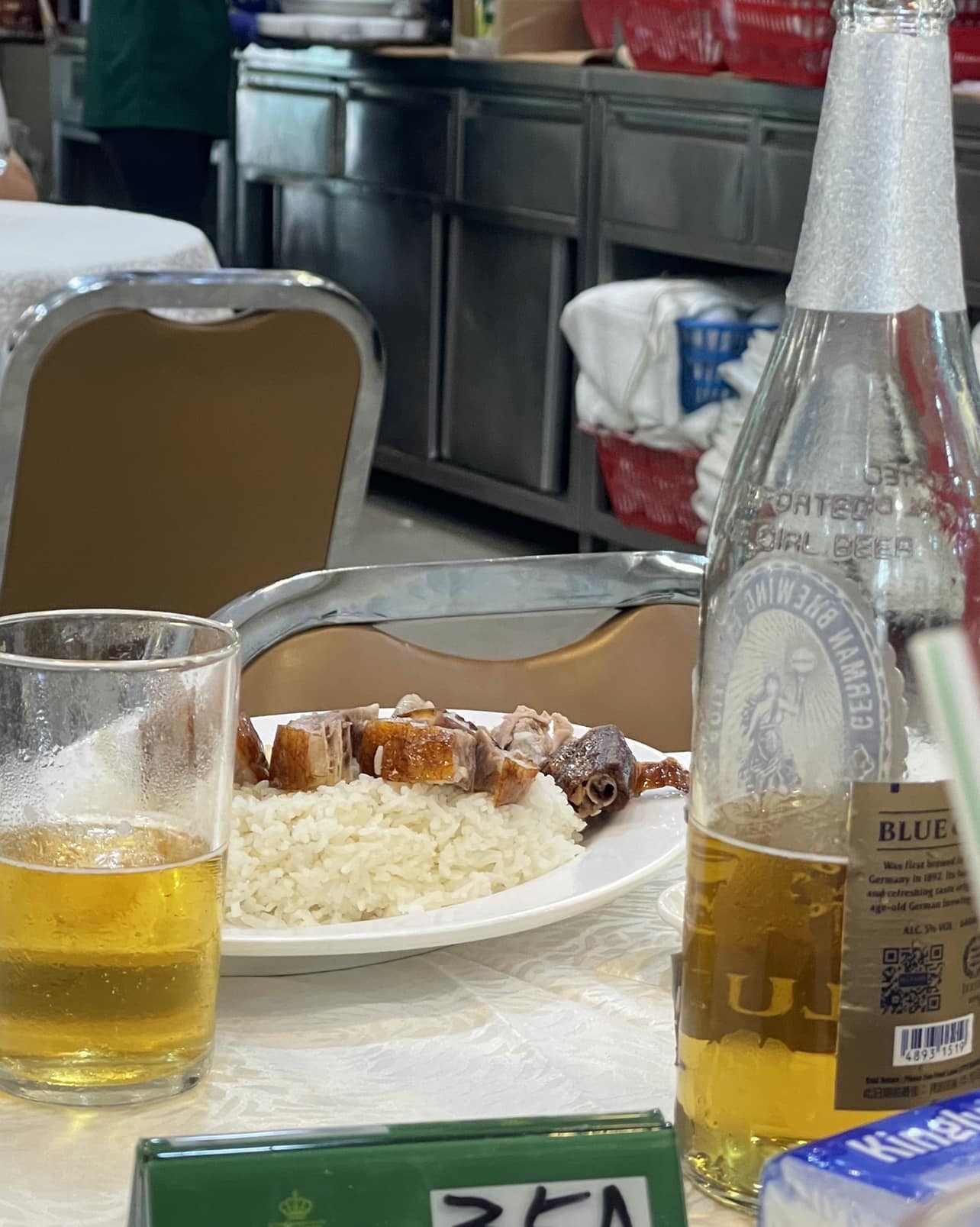 事主曬出伯伯的燒鵝飯,結果大部分網民都支持伯伯,認為現在的餐廳對待食物與客戶越來越敷衍。