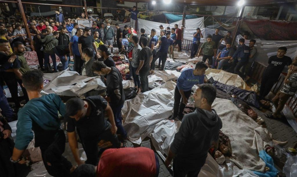 醫院的醫生正在為數千名難民治療，但突遇上空襲，最終導致500多巴勒斯坦人罹難。