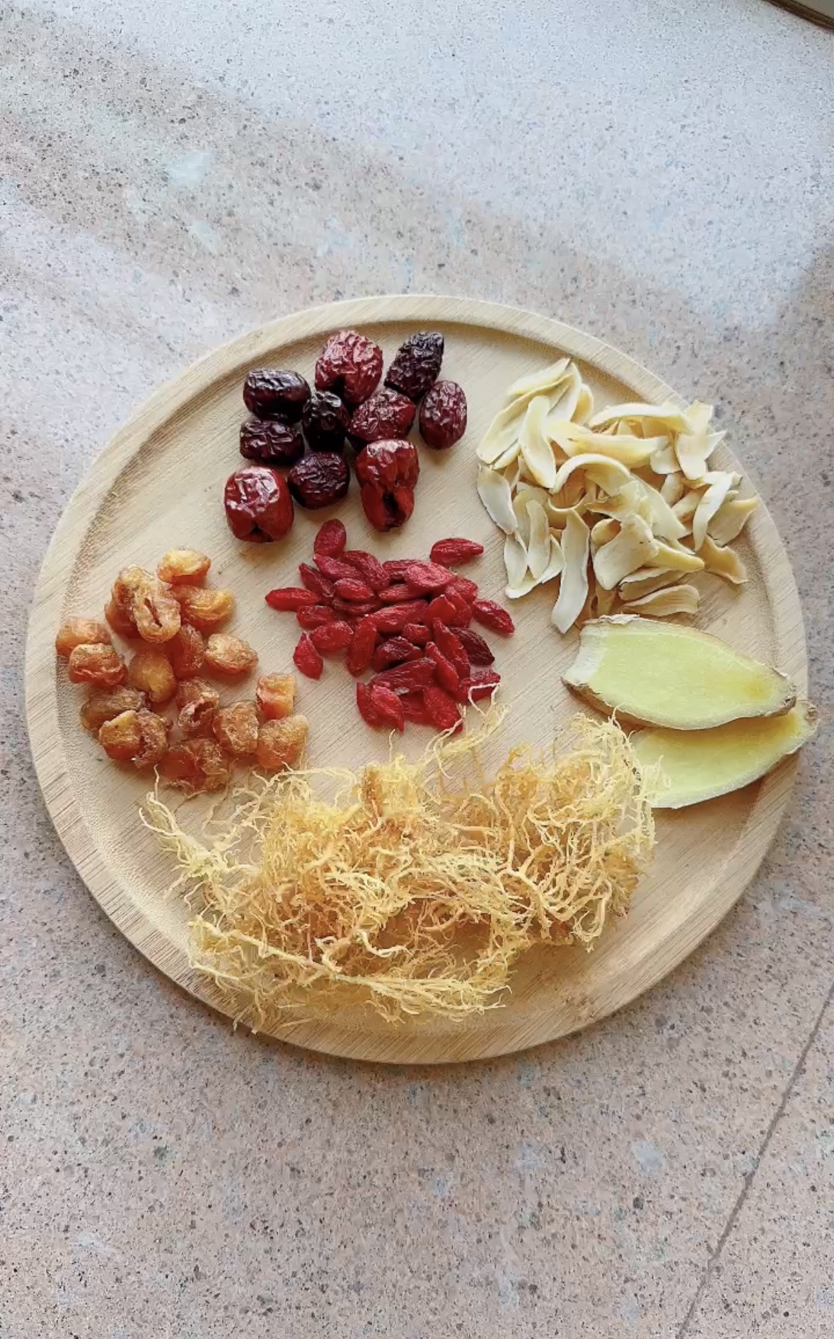 材料包括,珊瑚草 12g、百合 15g、圓肉 15g、無核紅棗 12g、枸杞 9 g、生薑2片、冰糖適量