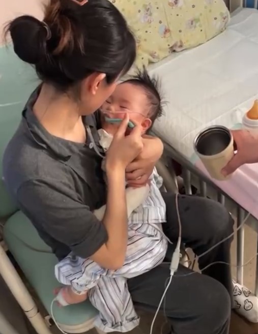 杺禾的母親也表示,在懷孕時產檢,並沒有發現任何異樣,直到孩子出生時的那刻才發現。