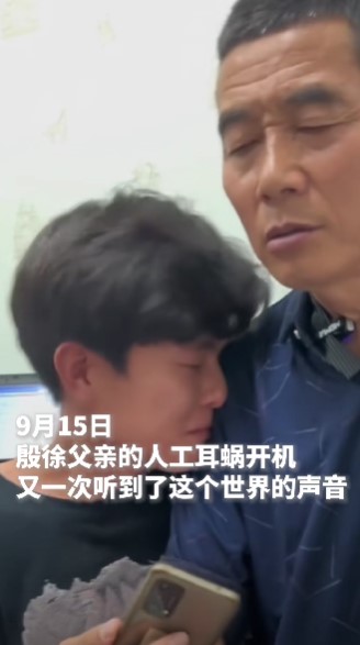當爸爸聽見聲音的那一刻,他們輪流的呼喊著「爸爸」,等到確認爸爸終於聽得見並給予回應後,他們全部都眼含淚光。