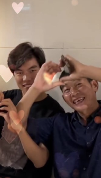 這段感人的故事在網上感動無數網民,留言「小時候爸爸教你走路,現在輪到你教爸爸説話了」。