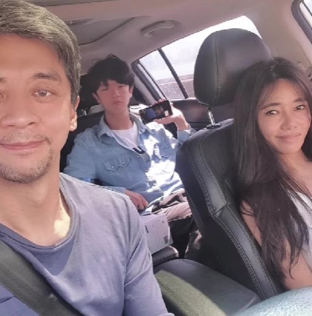 雖然權五重夫婦倆在面對著這種情況下,也依然保持樂觀的態度,時常分享一家三口的出遊照。