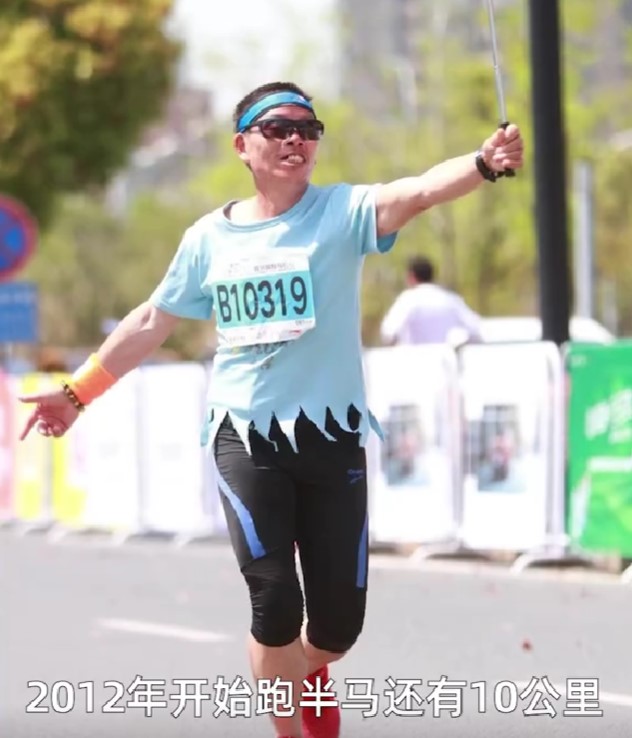 王榮明已經累計參加了超過90次的10公里比賽,20次的半馬拉松,還有37次的全馬拉松。