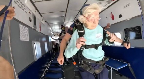 Dorothy在空中的表情泰然自若,把年齡抛至腦後,冷靜的在空中飛翔。