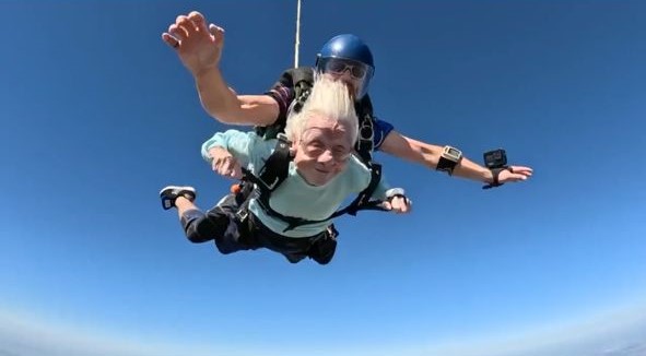 Dorothy打破了去年的健力士世界記錄,以104歲的高齡成為了全球最高齡跳傘者記錄保持者。