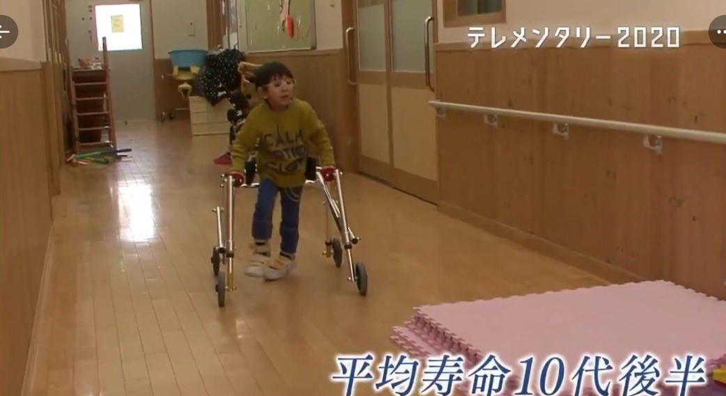 直到今年6月15日,須知譽度過了他的16歲生日,雖然他已經雙目全盲,腳也無法行走,但幸好今年非常順利的可以與家人一起慶生。
