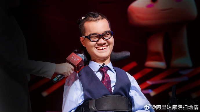 在樓印根出世時,就患有脊椎性肌肉萎縮症,即漸凍人症,因此無論是吃飯還是上廁所,甚至站立都無法獨立完成,每個動作都要外界支援。