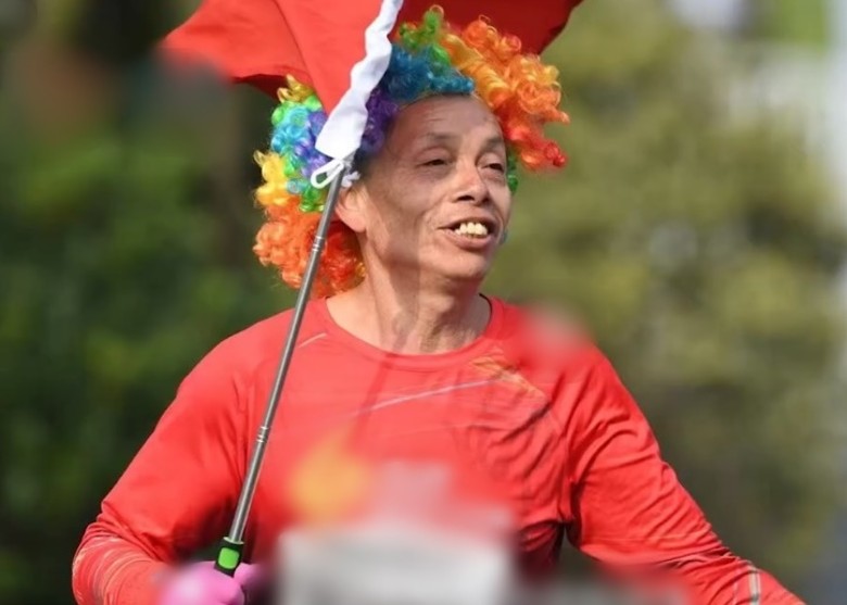 來自上海的64歲王榮明因2001年突然出現蛛網膜下腔出血,不僅在醫院昏迷了7日7夜,醒來後生活無法自理。