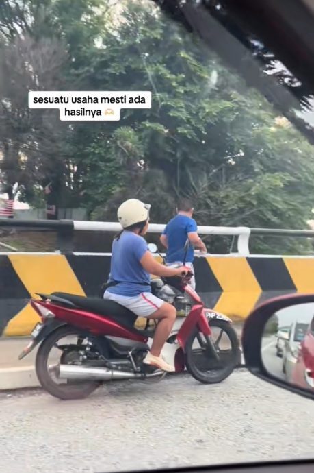 婦女母親車,另一隻手還拿著藤條用來鞭策男童跑步。
