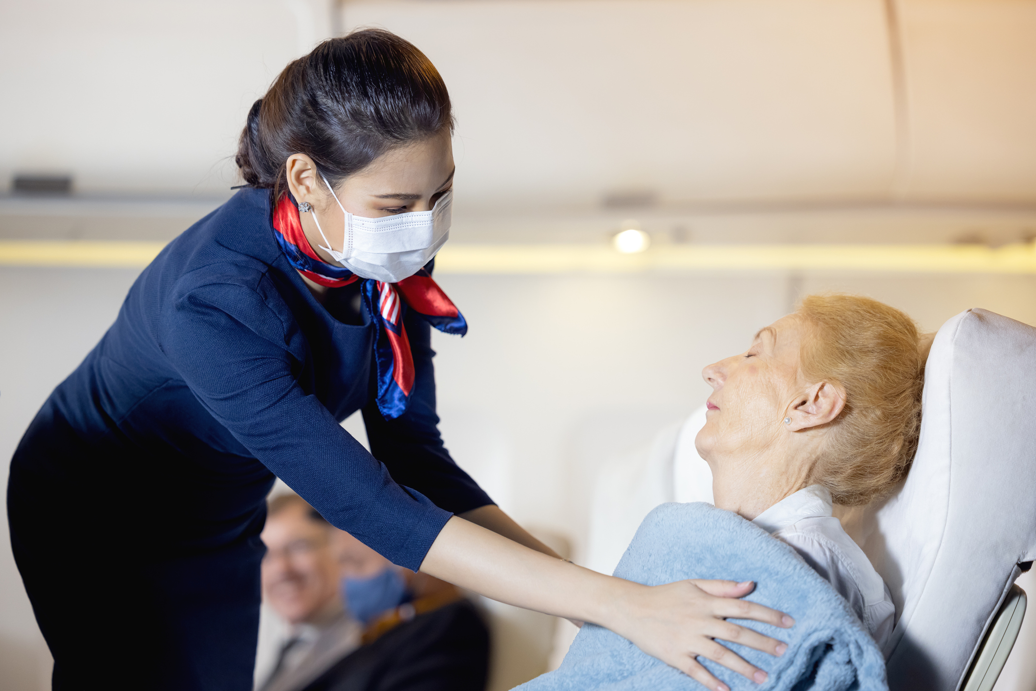 有一名乘客發現鄰座的73歲婦女緊閉雙眼,坐在旁邊毫無反應。