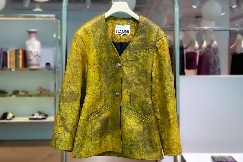 丹麥設計師Ganni於早前帶著這款西裝外套在全球時尚的高峰會期間首次亮相。