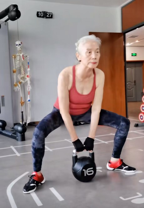婆婆面色紅潤、肌肉不僅毫無鬆弛感，還強勁有力，完全沒有絲毫的贅肉。