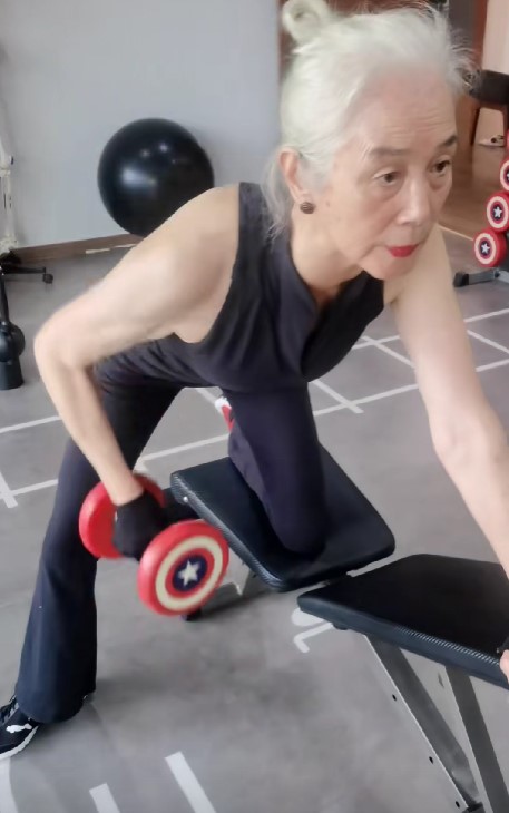 婆婆曾經歷過3次的重大手術，自那時起她就意識到了健康對於一個人來説是多麼的重要。