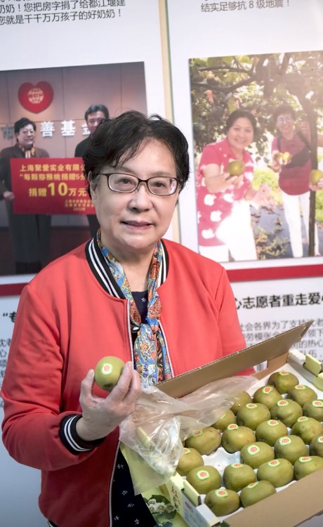 沈翠英全心全意的在上海推廣都江堰的特色農副產品紅心獼猴桃，賺錢就分給災區農民。
