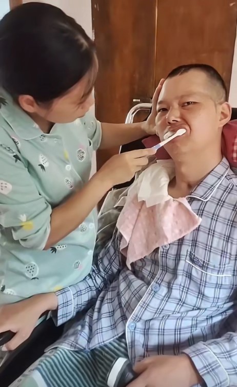老公卻因意外導致腦損傷,最終成為植物人。