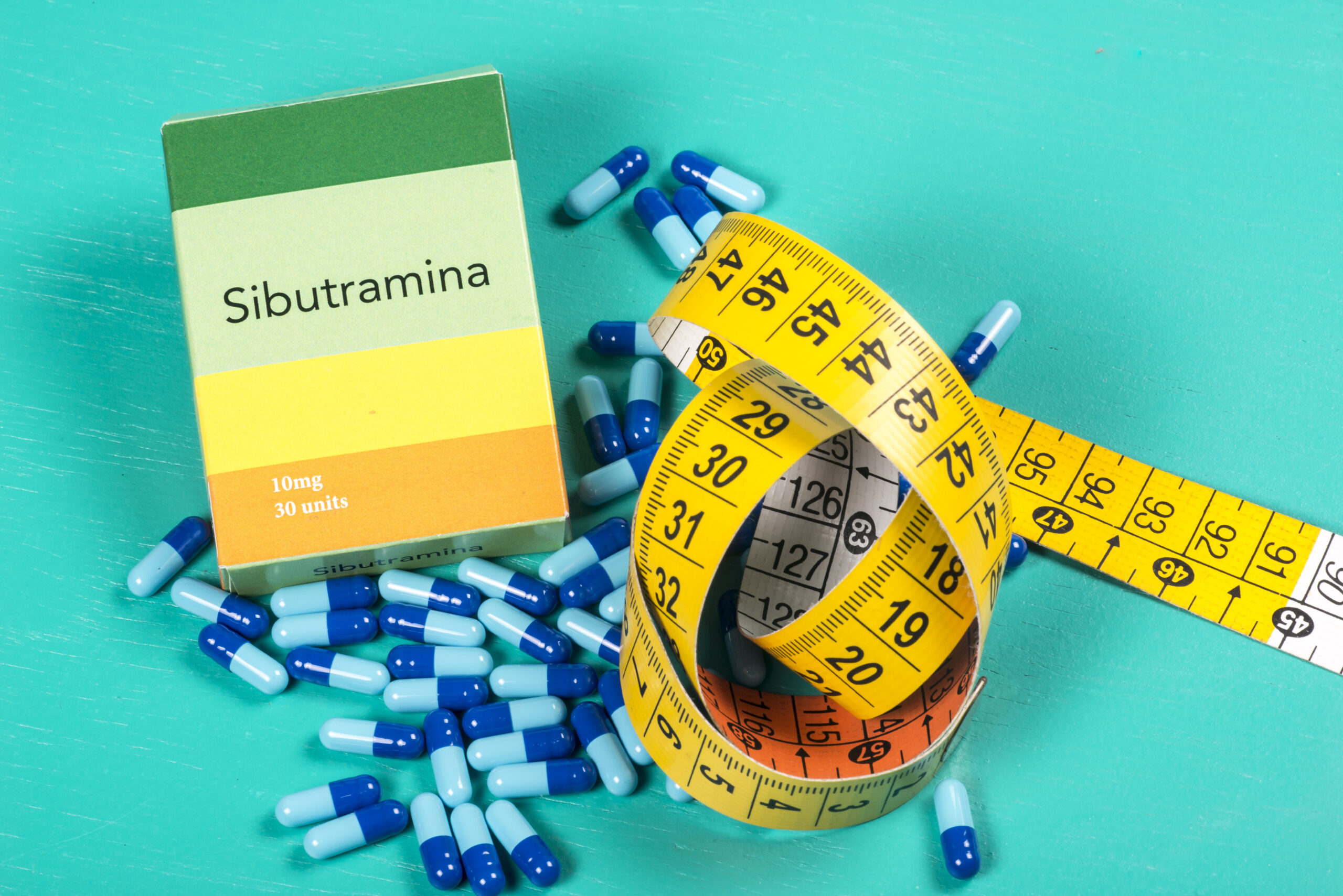 「西布曲明」(Sibutramine)是一種曾經用於治療肥胖症的藥物,它主要是通過抑制食慾和增加飽腹感的方式幫助減重。