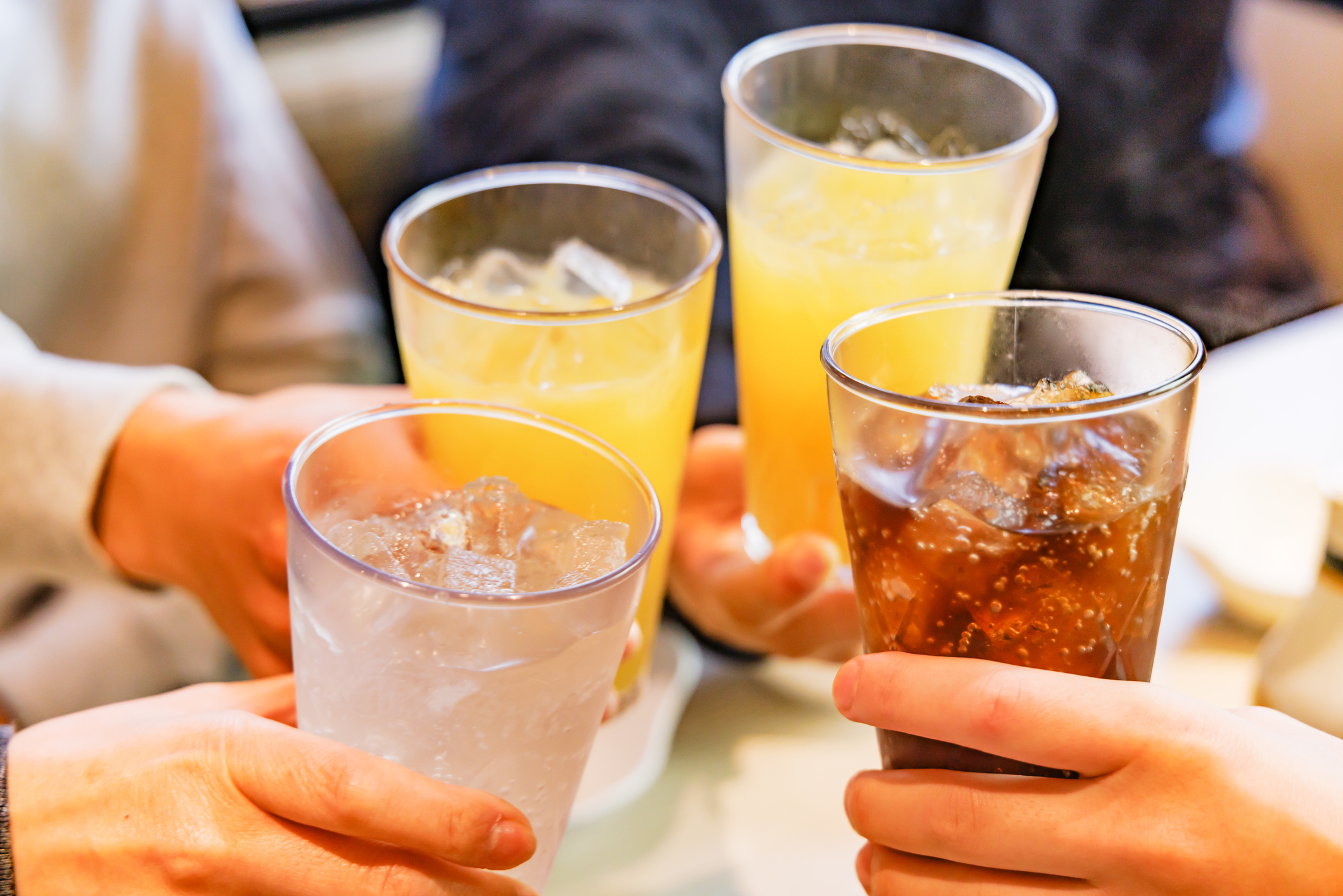 碳酸飲品通常富含高糖分與添加物,可能會讓大腸癌的症狀惡化。