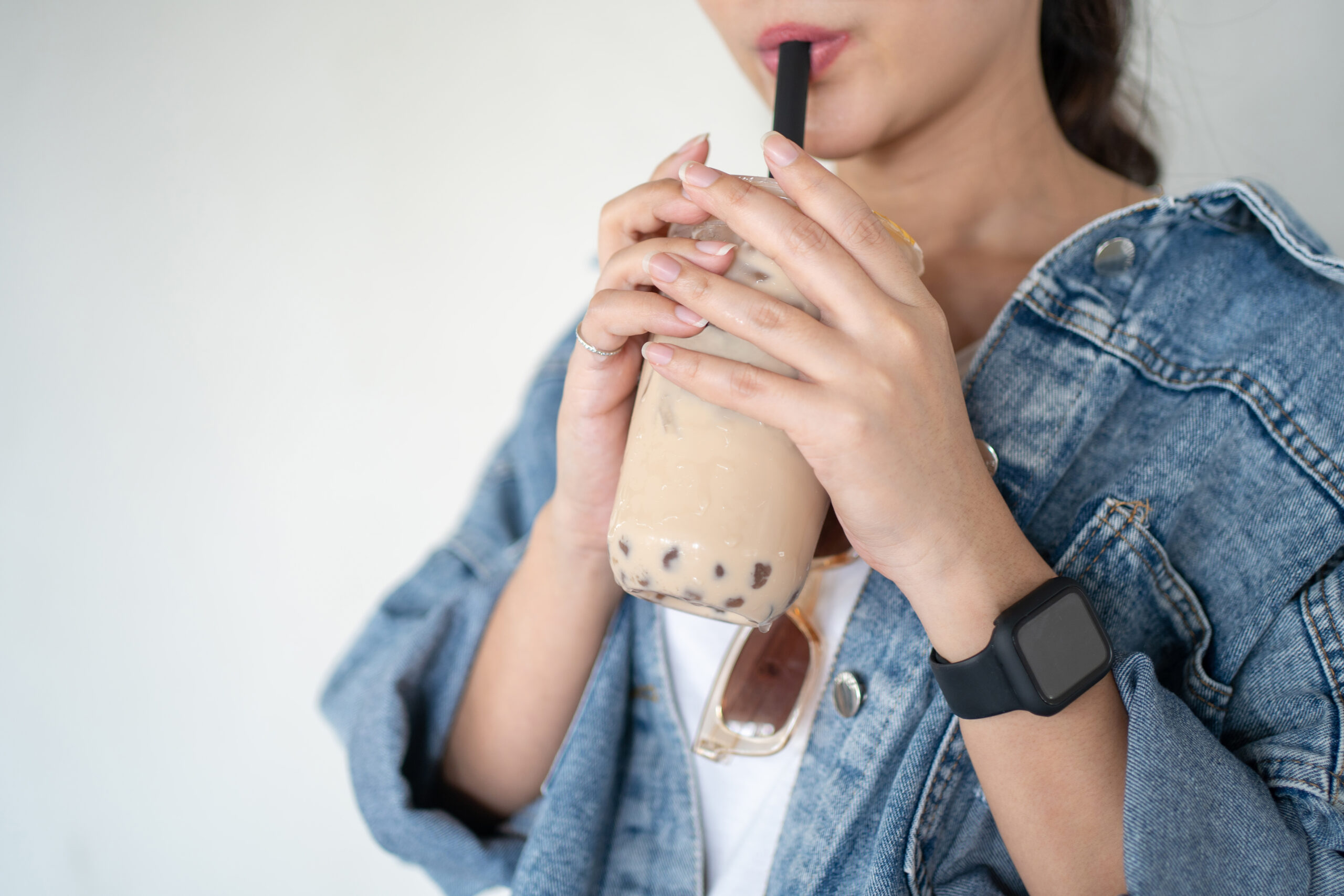 女子飲下奶茶後卻身感不適,出現頭暈、心悸、肚痛等症狀。