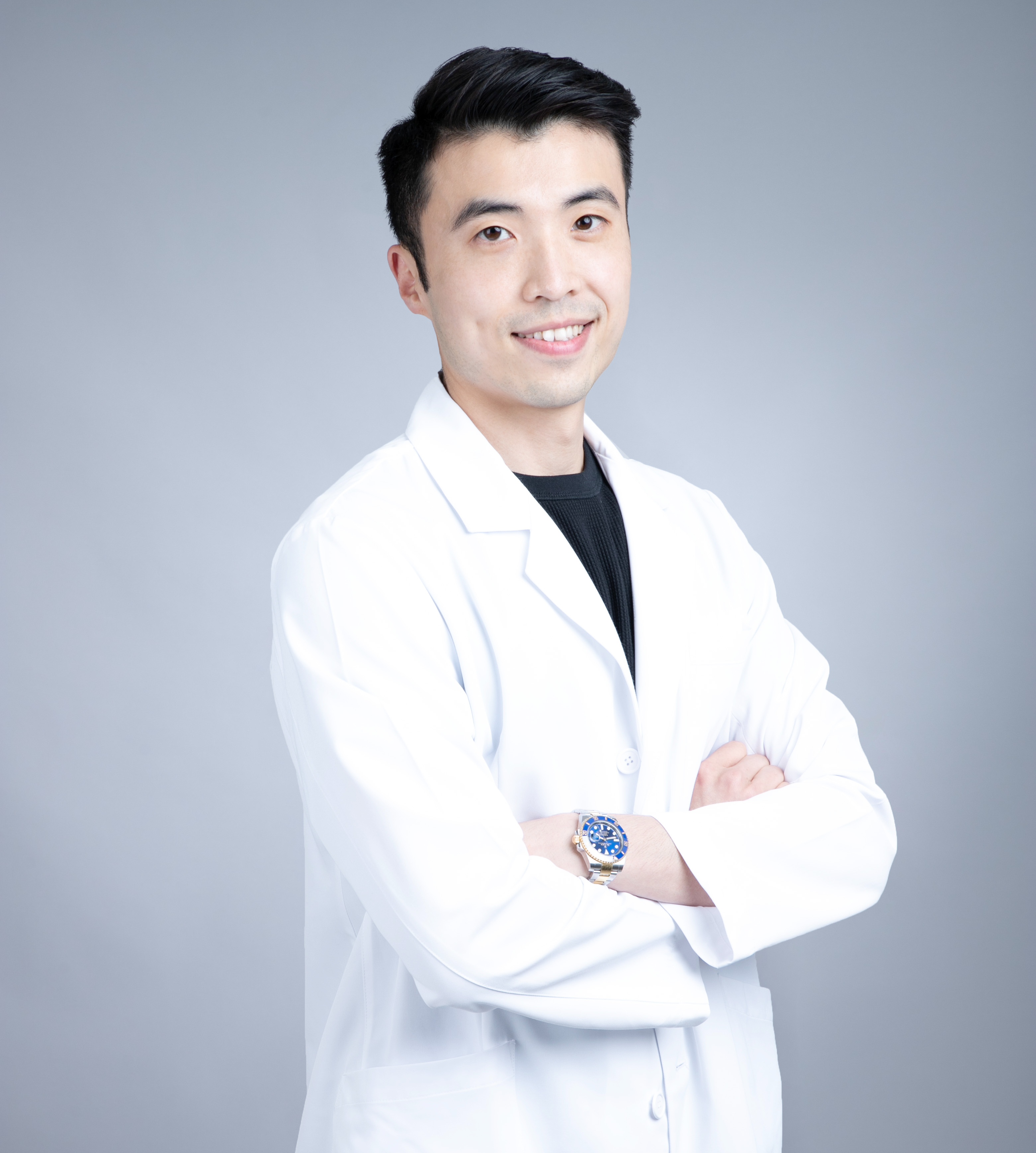 註冊藥劑師Terrence表示,益生菌易被胃酸殺死,一般建議於餐後服用,避過胃酸分泌過多的問題。採用「3層耐酸性晶球技術」的Bifina S 益生菌便沒有這個問題,所以任何時候都可以服用,記得以室溫水送服,切忌熱水,同時避免咬破微小晶球顆粒,這樣產品便能發揮最佳功效。