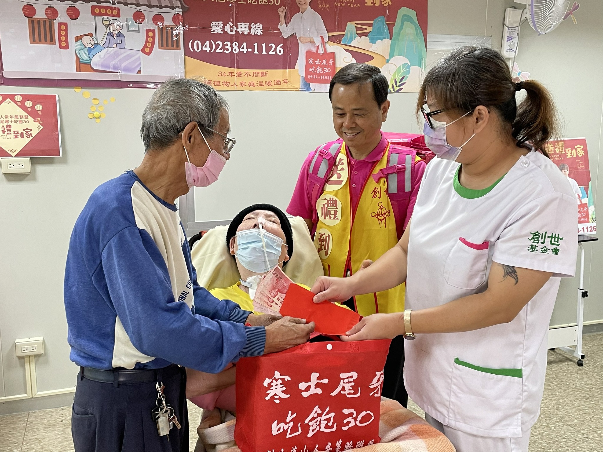 即使婆婆面臨著健康問題,但其丈夫不僅沒有離棄,反而還從婆婆變成植物人開始,為了給予她最好的照顧。