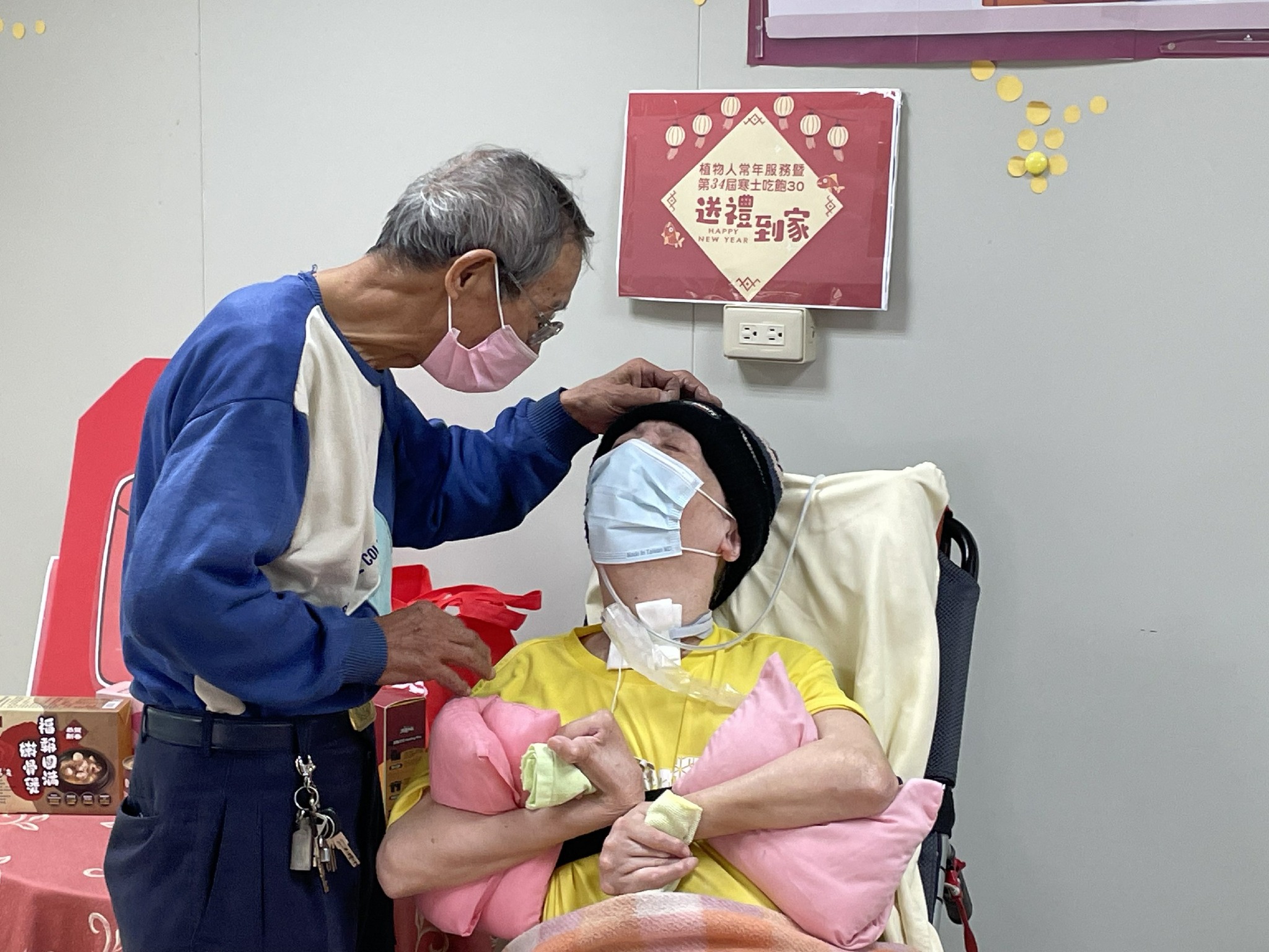 菊蓉婆婆因腦部血管瘤爆裂成為植物人,從此無法行動的她也只能終日的躺在床上。